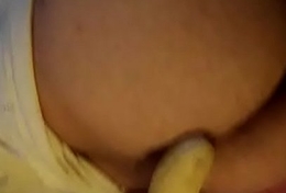 Agustin jugando con su nip in con una banana
